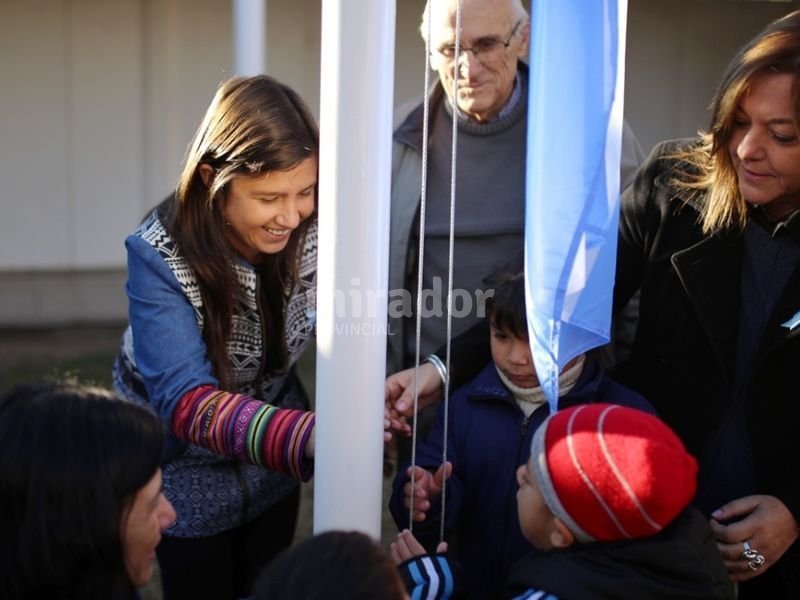 Niños de los jardines municipales homenajearon a la bandera