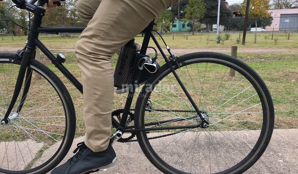 Jóvenes crearon un sistema que vuelve eléctrica cualquier tipo de bicicleta