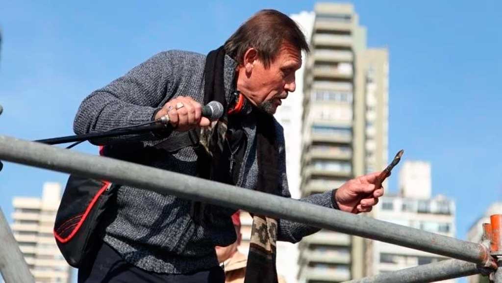 Tensión en Rosario: un hombre amenazó con un cuchillo en pleno desfile por el Día de la Bandera