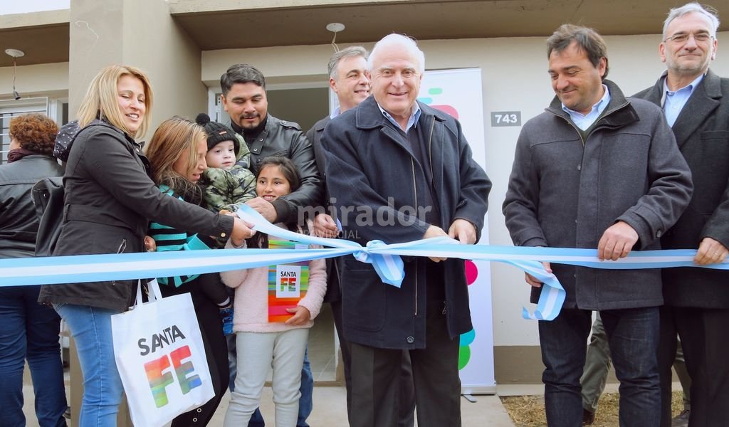Rafaela: Provincia entregó 53 viviendas nuevas