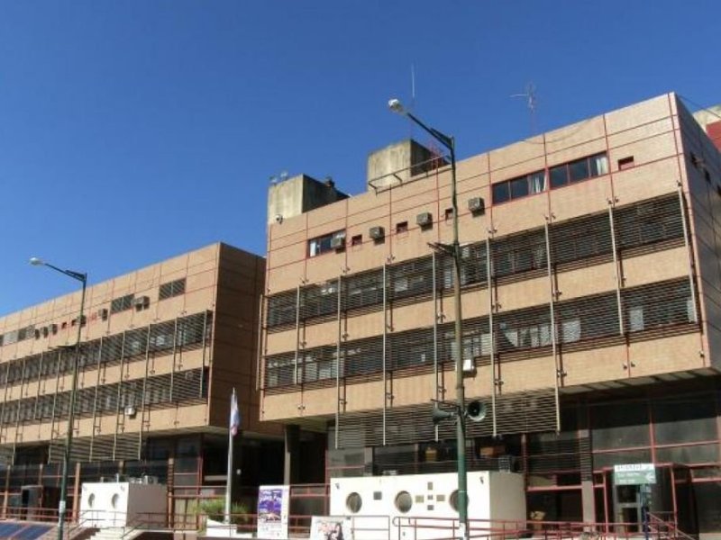 Lo condenaron por vender terrenos sin tener el título de corredor inmobiliario