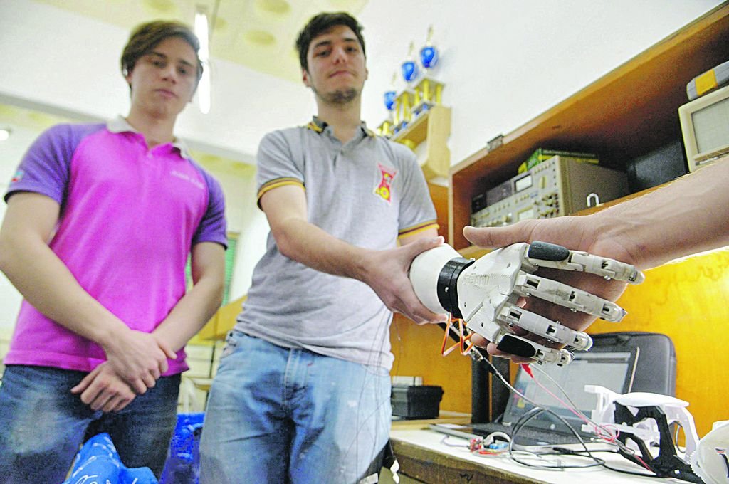 Estudiantes paranaenses construyeron un brazo biónico
