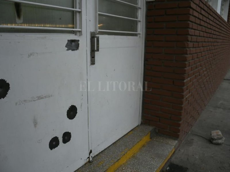 Rosario: balearon una escuela y una capilla donde el cura había denunciado a narcos