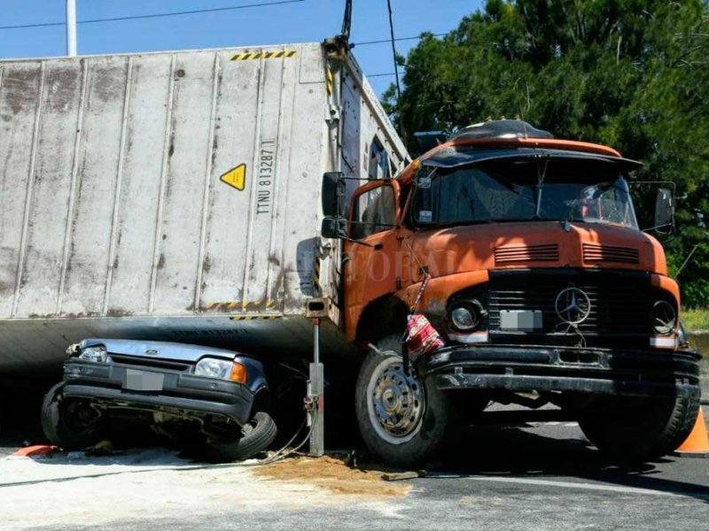 Tremendo accidente en Rosario: el acoplado de un camión aplastó a un auto