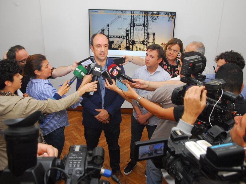 Corral congeló los sueldos de los funcionarios municipales