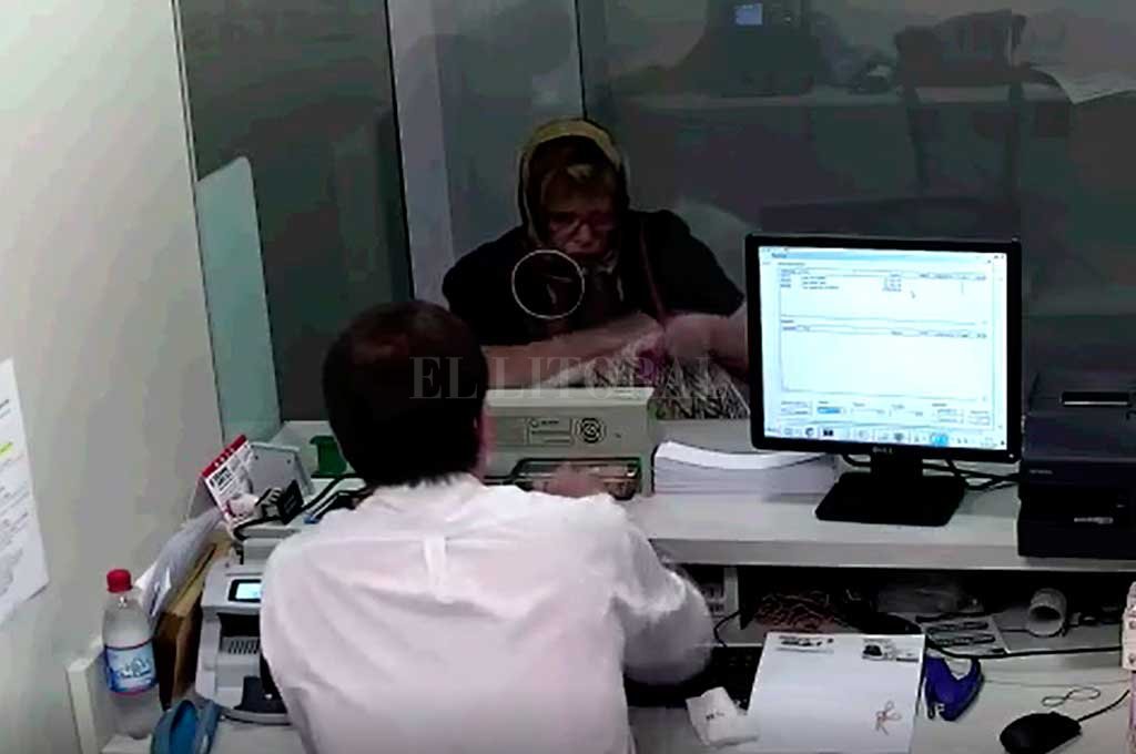 Se disfrazó de la mujer que cuidaba, pidió un crédito y sacó el dinero