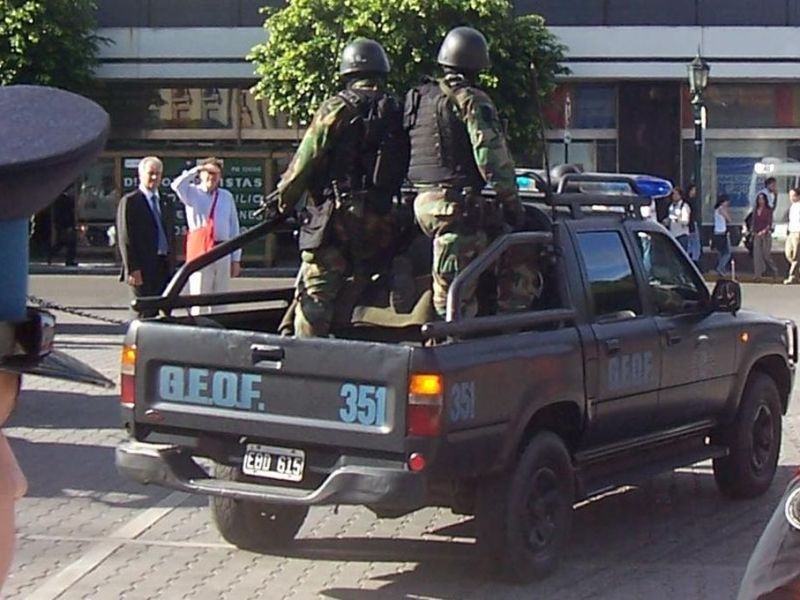 Balearon a dos policías federales cerca de Rosario