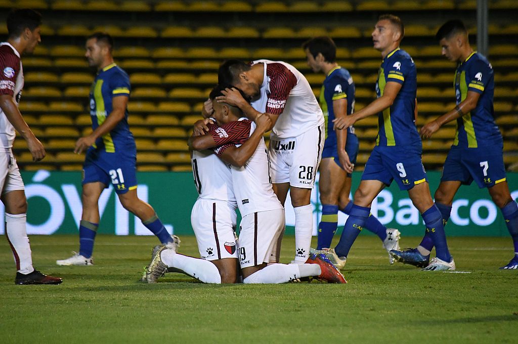Colón derrotó a Rosario Central y salió de la zona de descenso