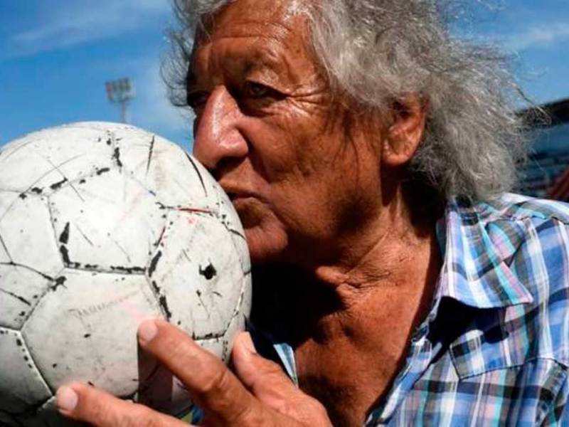 El fútbol de luto: murió «Trinche» Carlovich tras un asalto