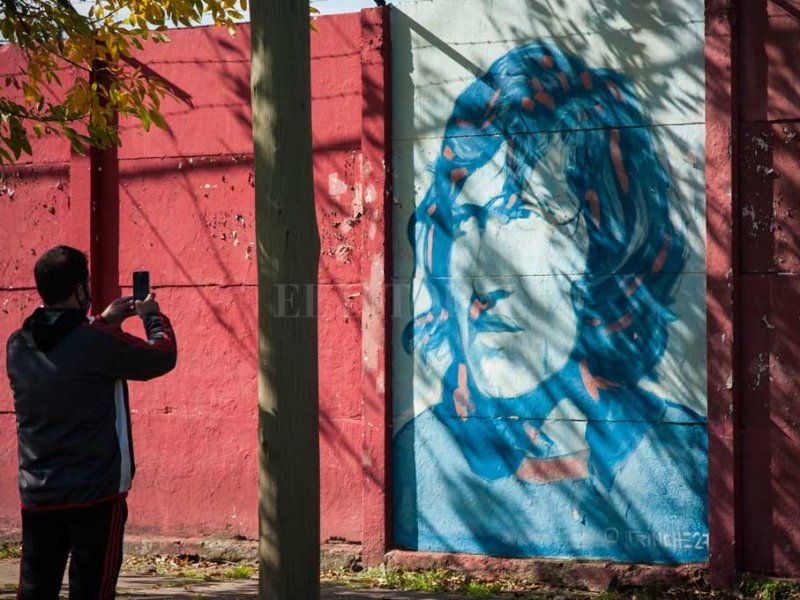 Sentido recuerdo a «Trinche» Carlovich en la cancha de Central Córdoba