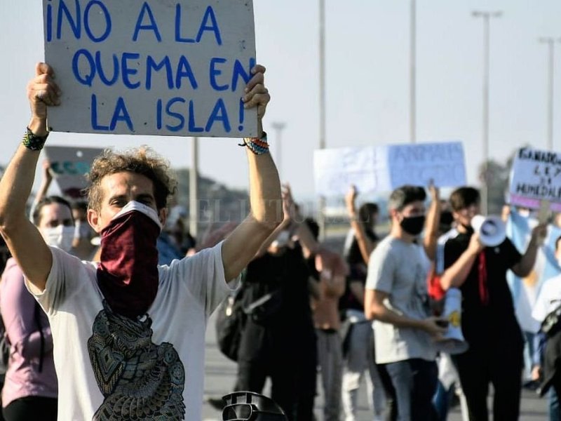 Cortaron el puente Rosario-Victoria en protesta por las quemas en las islas del Delta