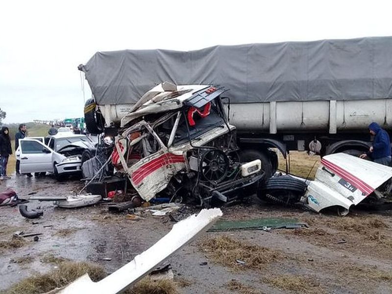 Cinco heridos tras un fuerte choque entre dos camiones y un auto en la Autopista Rosario – Santa Fe