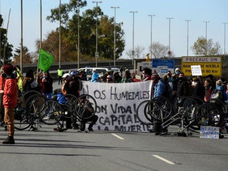 Ambientalistas volvieron a cortar el puente Rosario-Victoria por las quemas en las islas