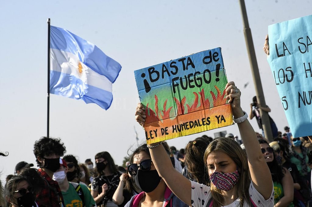 Manifestantes volvieron a cortar el puente Rosario-Victoria contra la quema de pasto en las islas