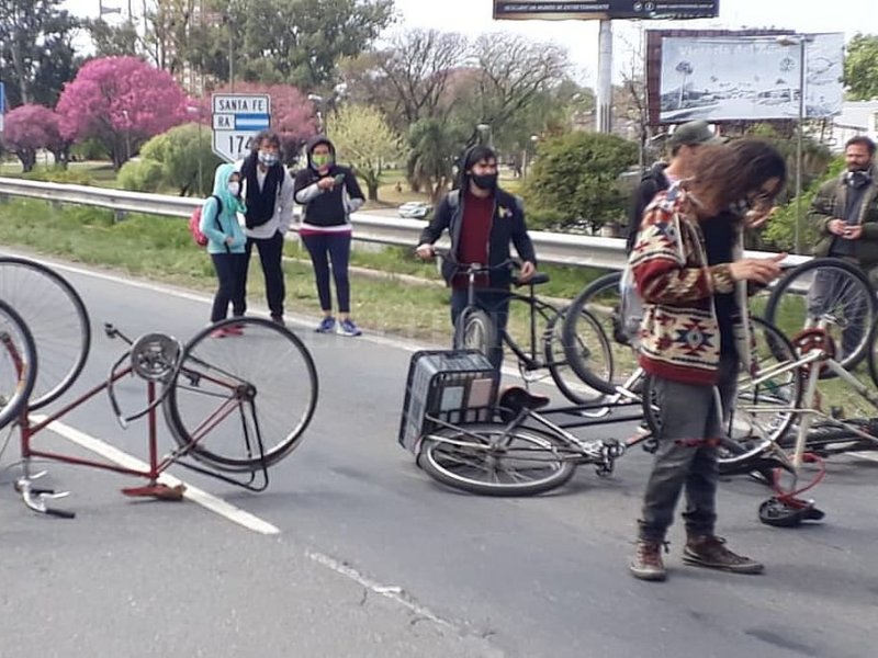 Corte pacífico del puente Rosario-Victoria como protesta por las quemas en islas del Delta