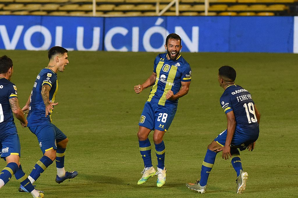Con un golazo de Gamba, Rosario Central venció 2 a 1 a Godoy Cruz