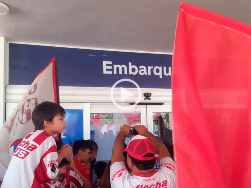 La hinchada tatengue despidió al plantel en Sauce Viejo