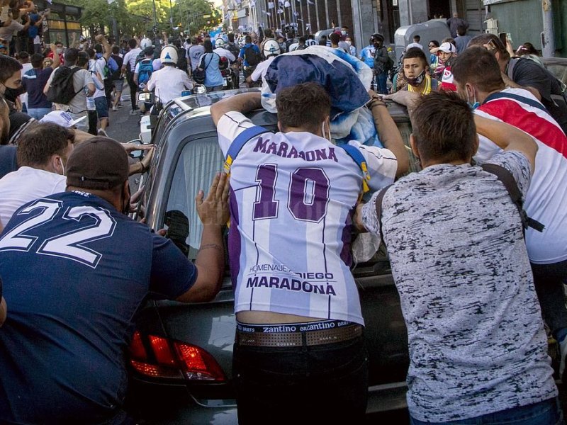 Caos hasta el final: el cortejo fúnebre se equivocó de camino y hubo incidentes en la puerta del cementerio