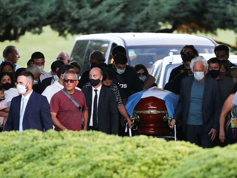 En una ceremonia íntima, inhumaron los restos de Diego Maradona