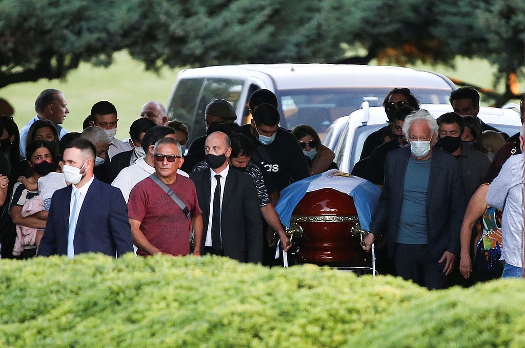 En una ceremonia íntima, inhumaron los restos de Diego Maradona