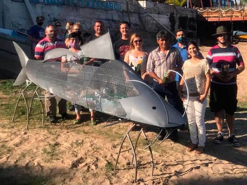 Instalaron un «moncholo» enorme para frenar la contaminación del río