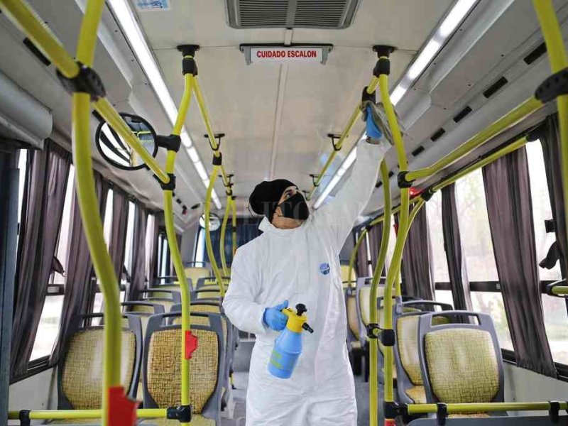 Cómo actúa el Covid-19 en los colectivos de pasajeros