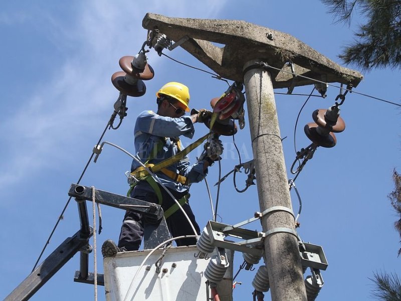 Vecinos tomaron de «rehén» a un operario de la EPE porque no volvía la luz