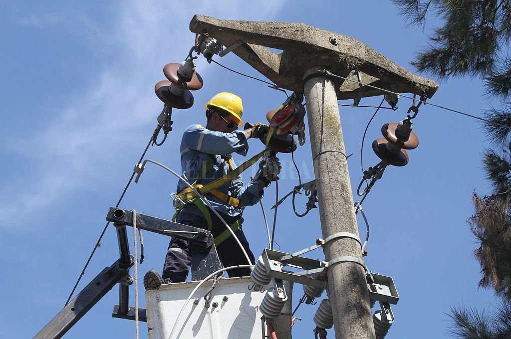 Vecinos tomaron de «rehén» a un operario de la EPE porque no volvía la luz