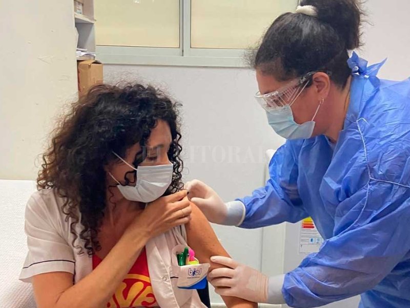 Cómo fue recibir la Sputnik V, en la  piel de dos médicos santafesinos