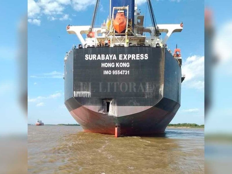 Video: un buque asiático calculó mal y embistió parte del puerto de San Lorenzo