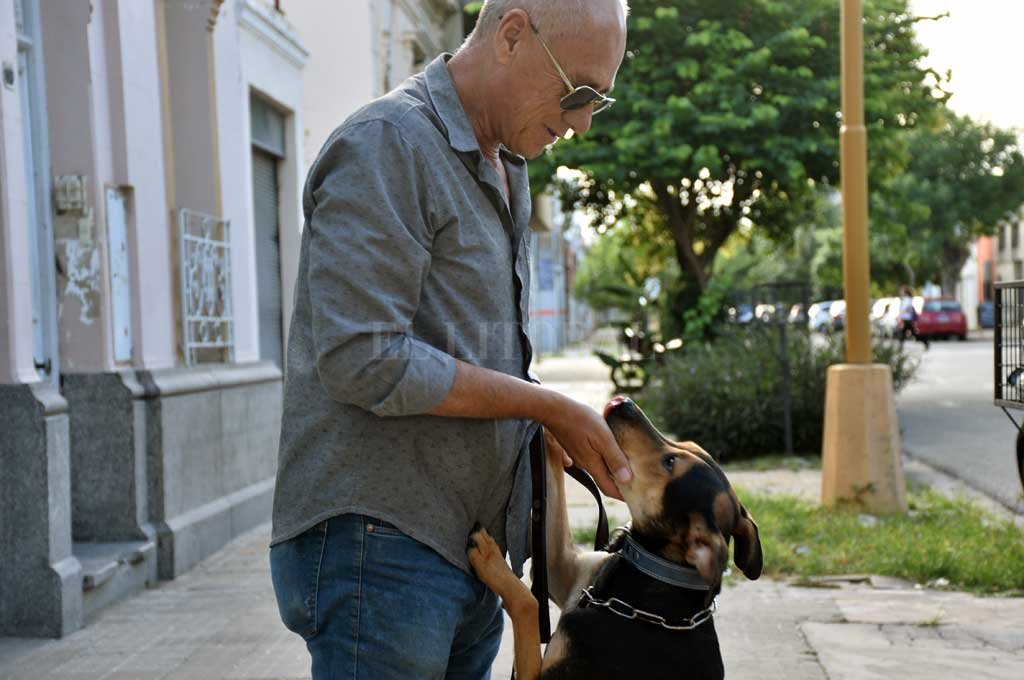 La historia del adiestrador y «Jim», el perro  que se crió atado a un árbol con alambres