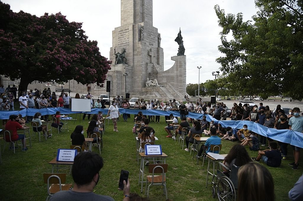 Realizaron un aula abierta frente al Monumento para que reabran las escuelas