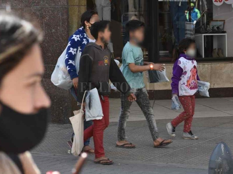 Unos 60 grupos familiares con niños mendigan en las calles de Santa Fe