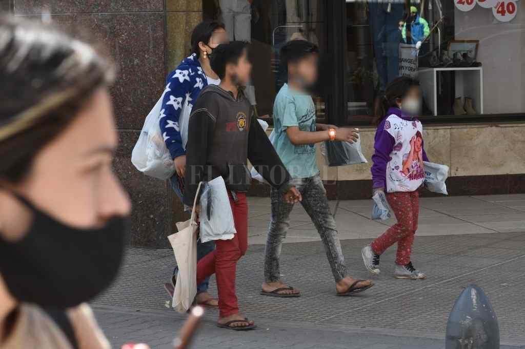 Unos 60 grupos familiares con niños mendigan en las calles de Santa Fe