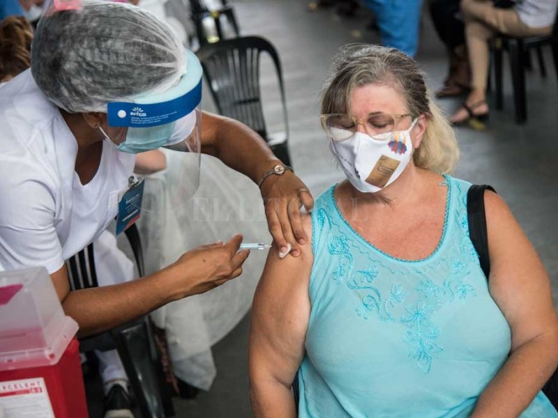Se llegó a 100.000 personas vacunadas contra el coronavirus en la provincia