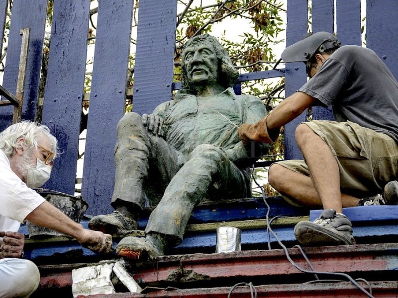 Instalan una estatua del «Trinche» Carlovich en el estadio «Gabino Sosa»