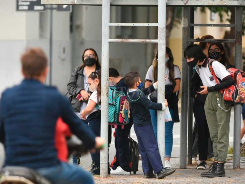 Burbujas escolares, colectivos abarrotados  y la locura de organizar los horarios familiares
