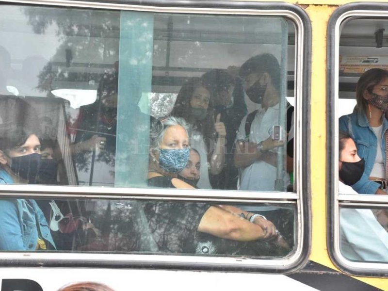 «Tienen que viajar todos los pasajeros sentados, más 10 parados», aseguran desde el municipio