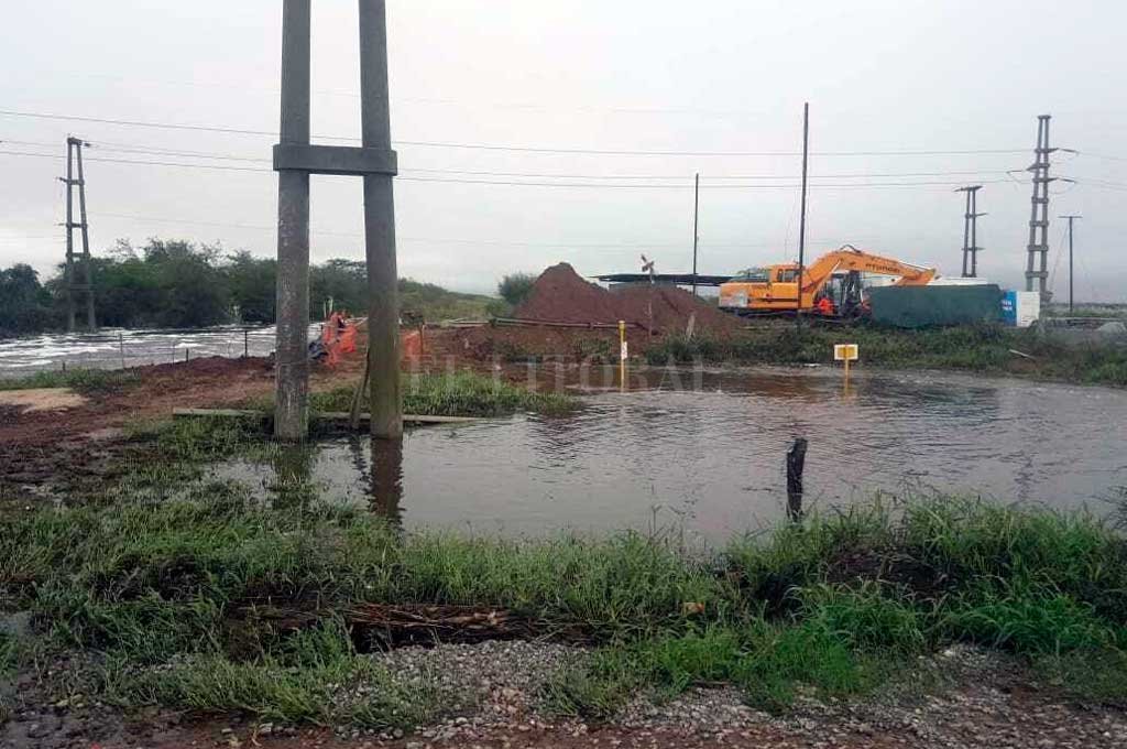 Lluvias en Gálvez: Vialidad monitorea la Ruta 80 y espera que drene el agua