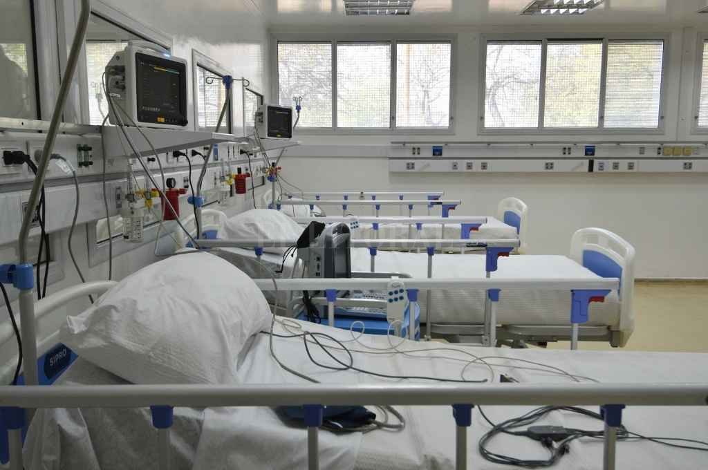 Restringen cirugías programadas y afinan un shock de medidas contra el rebrote de Covid