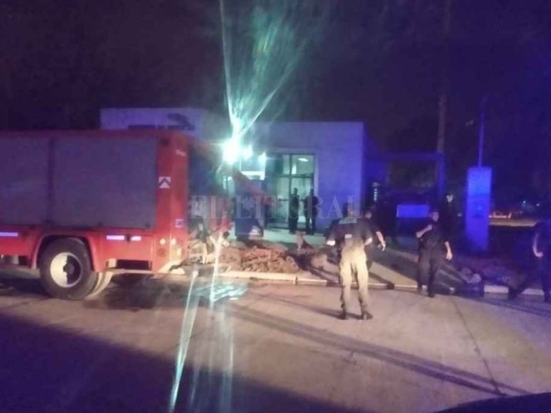 Fuego e incidentes en dos subcomisarías de la ciudad de Santa Fe