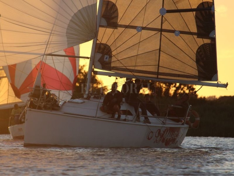 De Paraná a Rosario, a bordo de un velero en regata