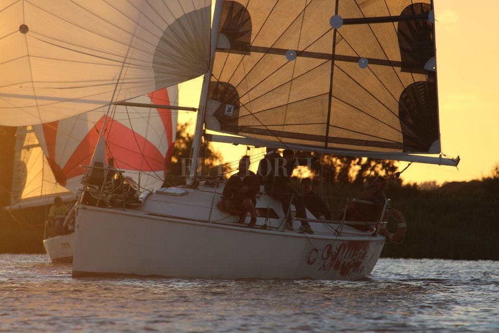 De Paraná a Rosario, a bordo de un velero en regata
