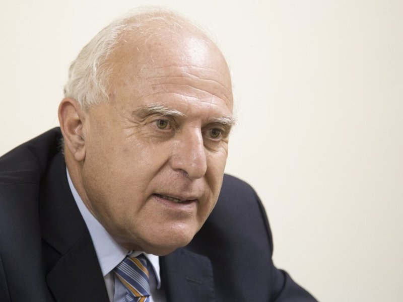 Lifschitz continúa «en estado crítico» recibiendo asistencia respiratoria