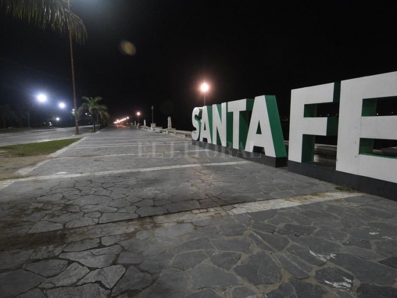 Calles vacías y hospitales llenos: cómo es una noche en pandemia