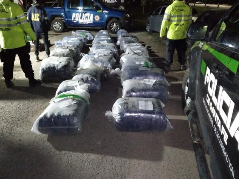 Huanqueros: hallaron 900 kilos de hojas de coca ocultas en una carga de soja