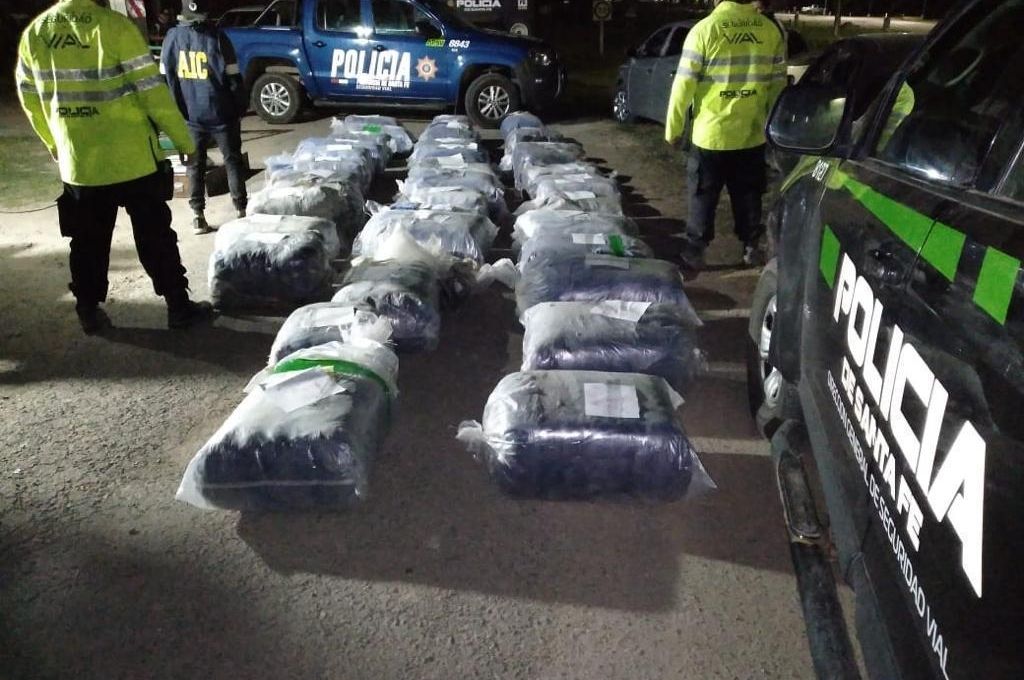 Huanqueros: hallaron 900 kilos de hojas de coca ocultas en una carga de soja