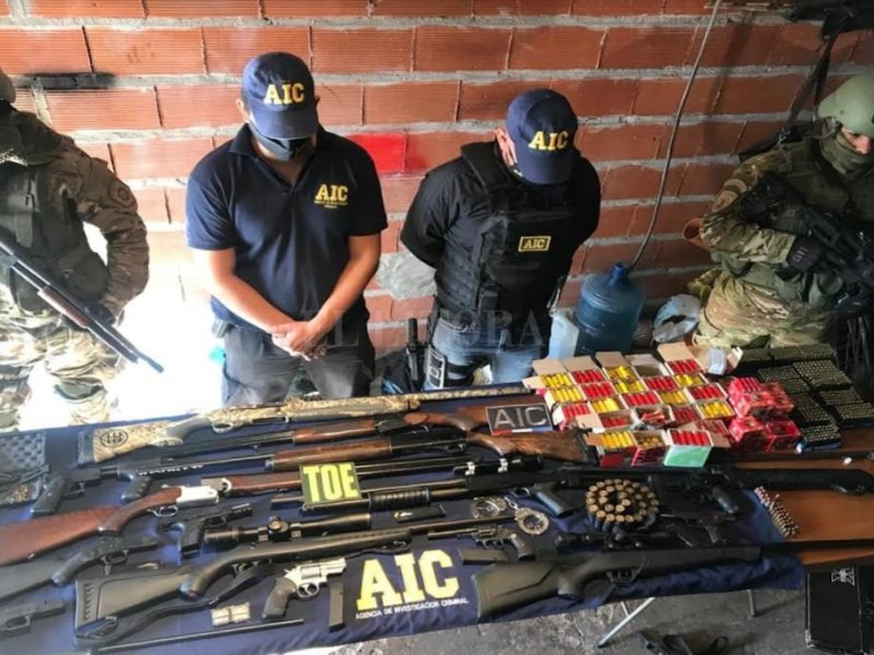 Desbarataron una banda de policías que vendían armas y municiones en Santa Fe y Entre Ríos