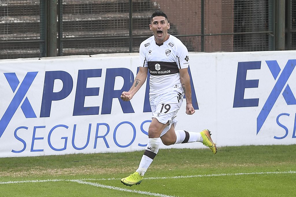 Platense goleó a Rosario Central y lo dejó sin chances de clasificar