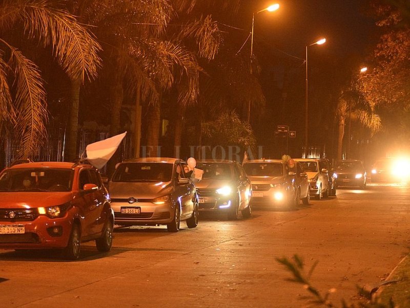 Caravana y bocinazo en contra de la suspensión de clases presenciales en la ciudad de Santa Fe
